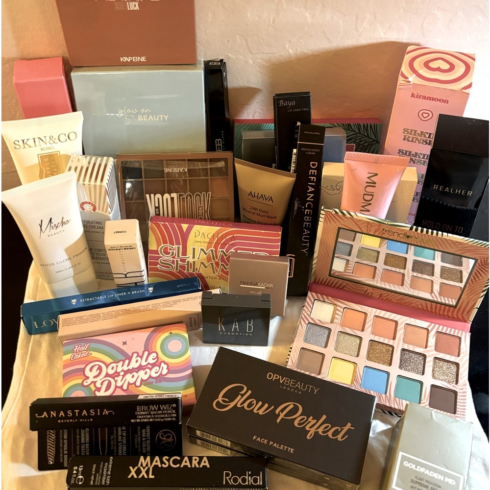 New - Beauty Bundle - 10 Full Size Beauty Items - Blowout Sale